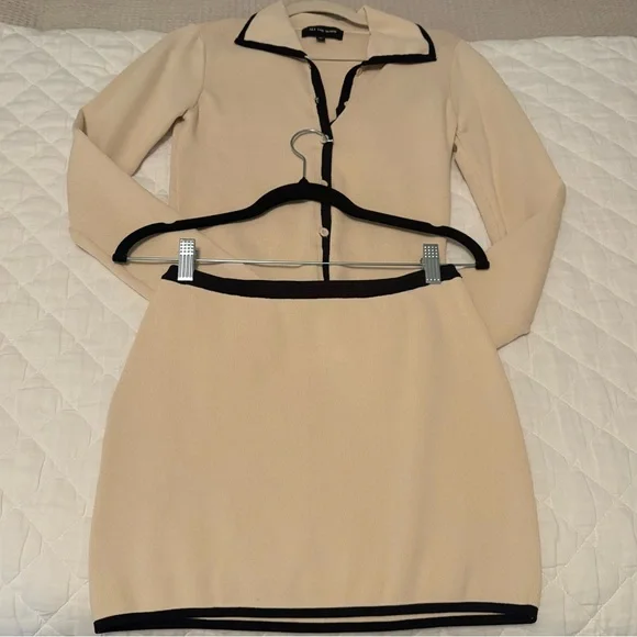 Chic Cream Top and Mini Skirt with Black Accents - Picture 4 of 10